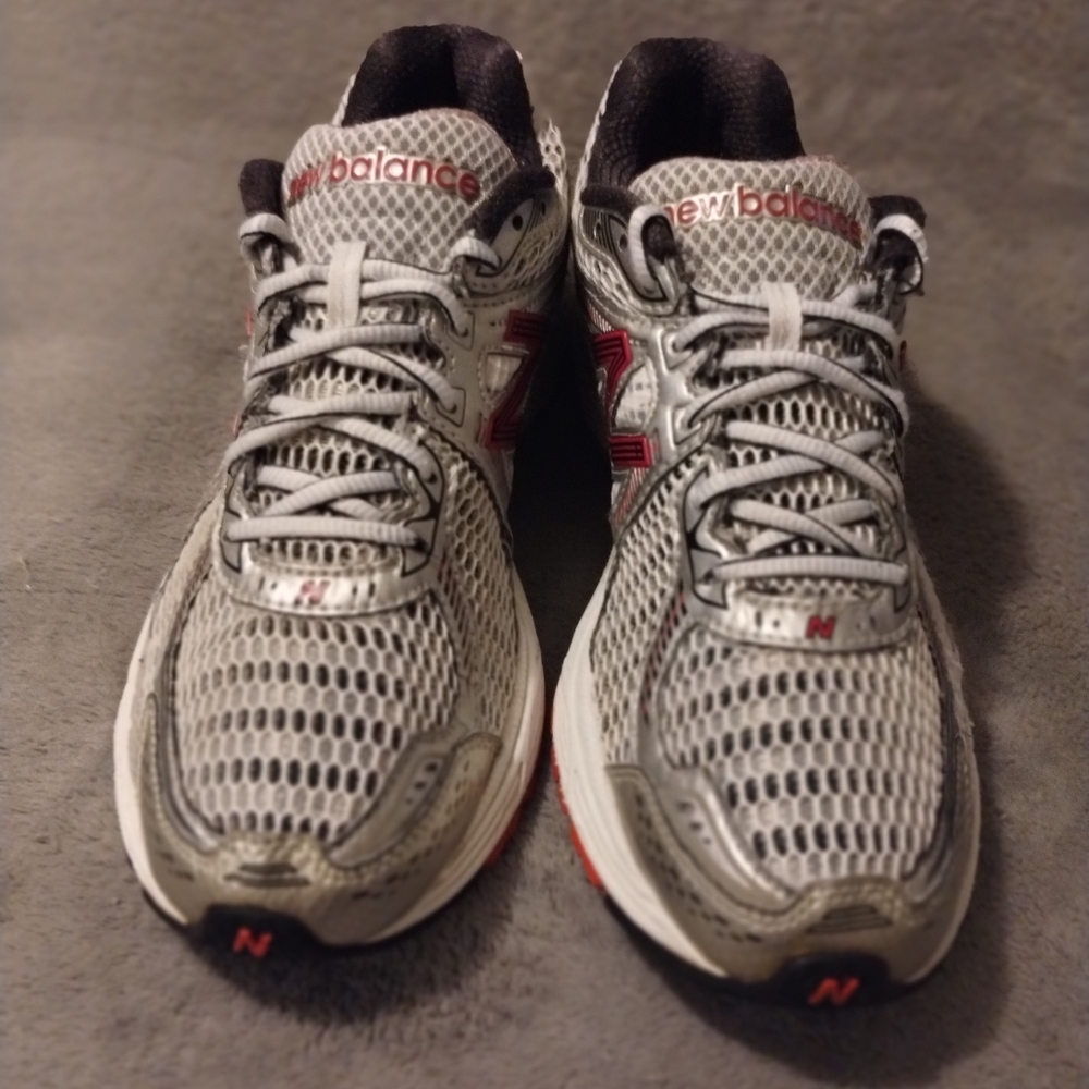 New Balance Gray and Pink Susan G. Komen For The Cure Running Shoes Size 9.5 - Picture 3 of 7